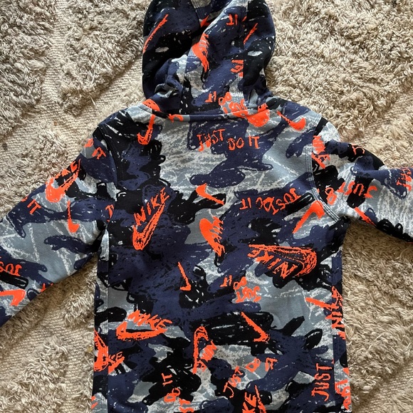 Nike standard fit boys hoodie - Picture 3 of 3